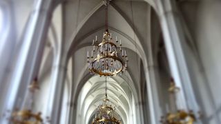 白さが印象的な気品ある教会