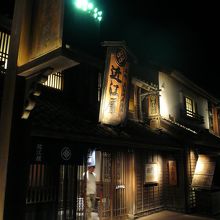 高速道路のパーキングエリアなんです…これ。