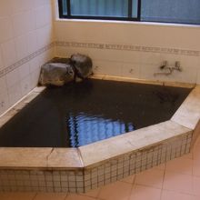 女湯。お湯は真っ黒