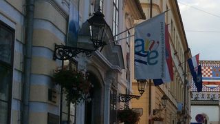 二つの旗が目印