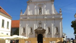 白い外観が印象的な教会