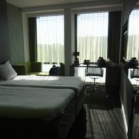 逆光で暗くなっていますが明るいです