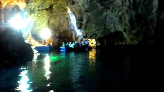 青く輝く「エメラルドの洞窟」