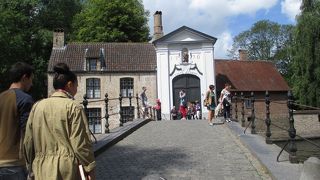 緑の木々にに囲まれて