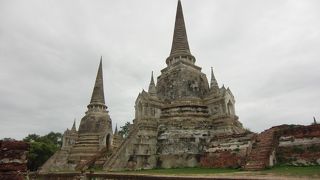 大きな仏塔が３基ならぶ遺跡
