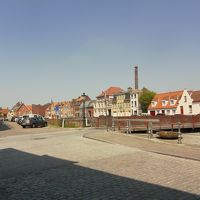 運河に沿って左手に行って中心部に行きました