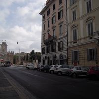 道の向えに看板があります