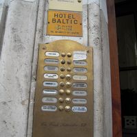 ホテル名の横のボタンを押して開けてもらいます