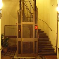 旧式エレベーター。ドアはきちんと閉めましょう
