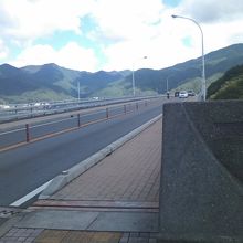 橋は歩道も整備されていますので、景色を楽しみながら歩くのも！