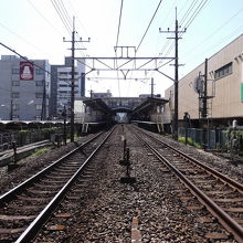 新宿側の踏切から望む