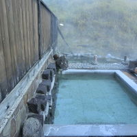 露天風呂。このさらに下には川風呂あり