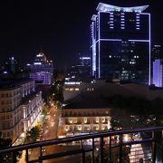 ドンコイ通りの夜景にうっとり～♪　ライブも楽しめるホテルカラベルの１０Fにあるのカジュアルなバー