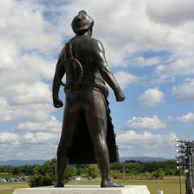 記念館前のブロンズ像は故郷鶴岡を見守るように立っています。