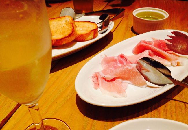 駅近、居心地良いトラットリアです