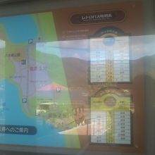 主な観光地にはこのようなバスの案内板も設置されています