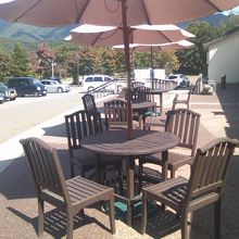 建物前にはこのようなテラス席もあります