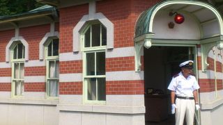 巡査がたってます