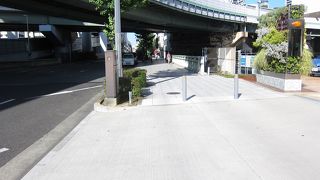 住所不定の人が寝泊まりする橋