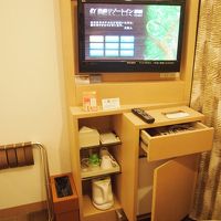 液晶テレビは三菱REAL。右下は冷蔵庫。