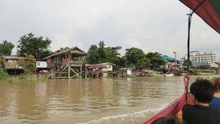 駅と市街地を結んでいます。地元の人の利用が多い。