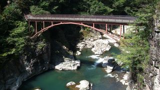 橋の上からは、龍王峡や虹見の滝がよく見えます