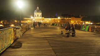 観光地あるある。南京錠のかかった橋