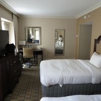 広い部屋と広いベッド