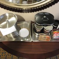 部屋内の飲み物と氷入れ