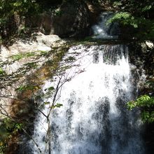 「虹見の滝」を正面から見られます