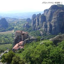 奇岩の上に建つ「メガロ・メテオロン修道院」