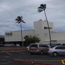 カイルアタウンの駐車場前にあるメイシーズ