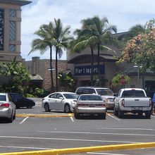 ホールフーズマーケットや大型の家具屋さんもあります