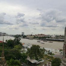 川を行く船を眺められます。