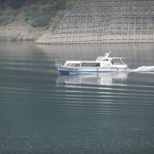 宮ヶ瀬湖と遊覧船