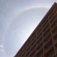 プールのあるパティオからの、私の棟の眺め。ハロがでていました