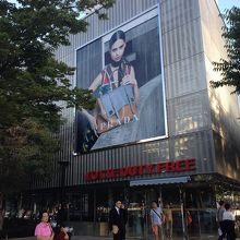 インターコンチネンタルホテルの地下にあります