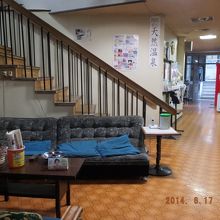 館内のロビー、天然温泉の案内も見えます