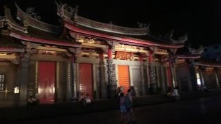 地元の人がひっきりなしに訪れる大人気のお寺