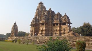 建造物はどれもとても小さいです。