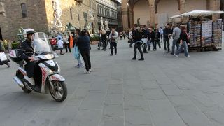 シニョーリ広場とウフィッツィ美術館に面している