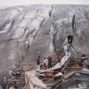 氷河のなかにトンネルが造られており、青い氷河の中を歩くことができました。