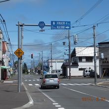 "旧国鉄" 鬼志別駅の道路標識がいにしえの面影を彷彿させる