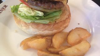 フロアサービスは低レベル、ハンバーガーは最高！