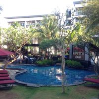 1F の小さい方のプール！右側に大きい方のプールとBAR