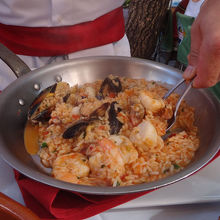 ボリューム満点のシーフードパエリア