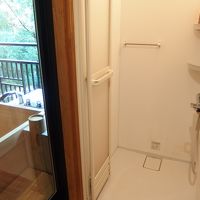 シャワールームは狭かった