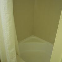 湯船らしきもの。シャワーは可動式です。