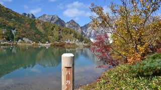 鏡のように山が水面にうつる池