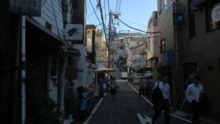 元町商店街から山手洋館通り・フェリス学院高校に至る急坂